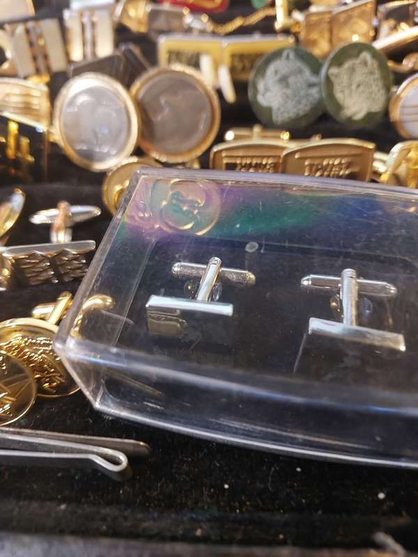 A MASSIVE COLLECTION JOB LOT GENTLEMEN`S CUFFLINKS SOLD AS IS