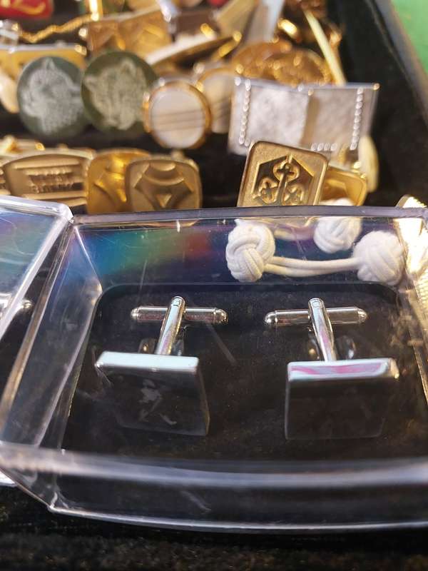 A MASSIVE COLLECTION JOB LOT GENTLEMEN`S CUFFLINKS SOLD AS IS