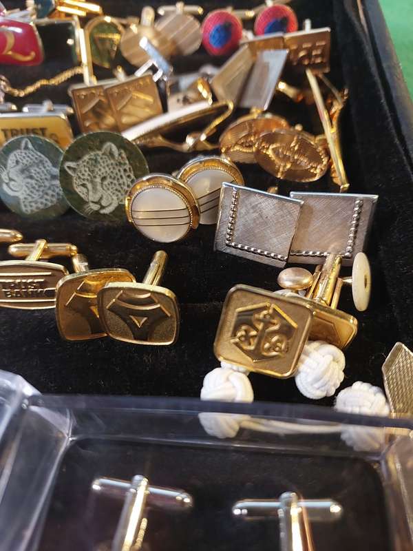 A MASSIVE COLLECTION JOB LOT GENTLEMEN`S CUFFLINKS SOLD AS IS