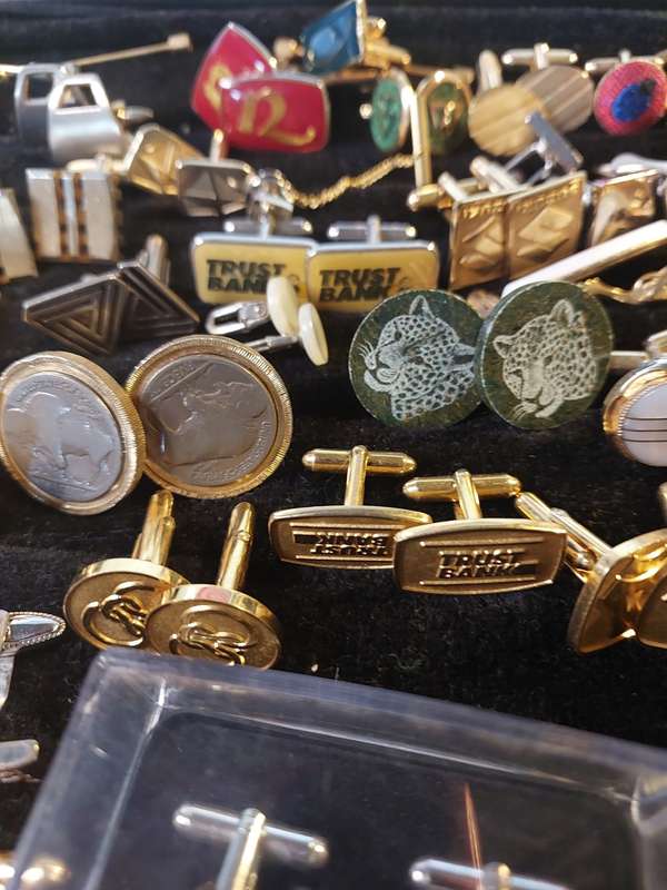 A MASSIVE COLLECTION JOB LOT GENTLEMEN`S CUFFLINKS SOLD AS IS