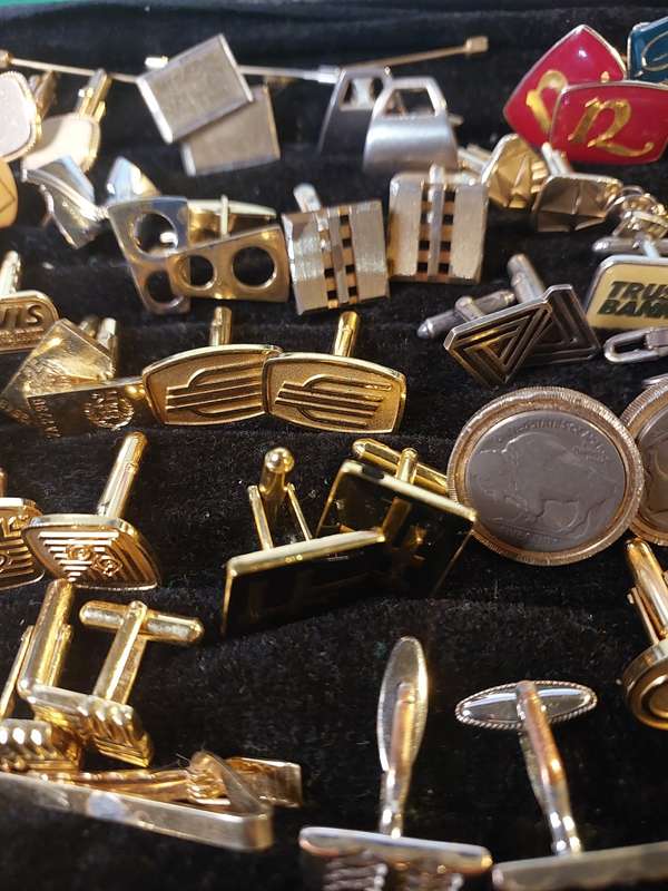 A MASSIVE COLLECTION JOB LOT GENTLEMEN`S CUFFLINKS SOLD AS IS