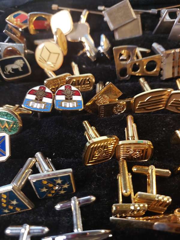 A MASSIVE COLLECTION JOB LOT GENTLEMEN`S CUFFLINKS SOLD AS IS