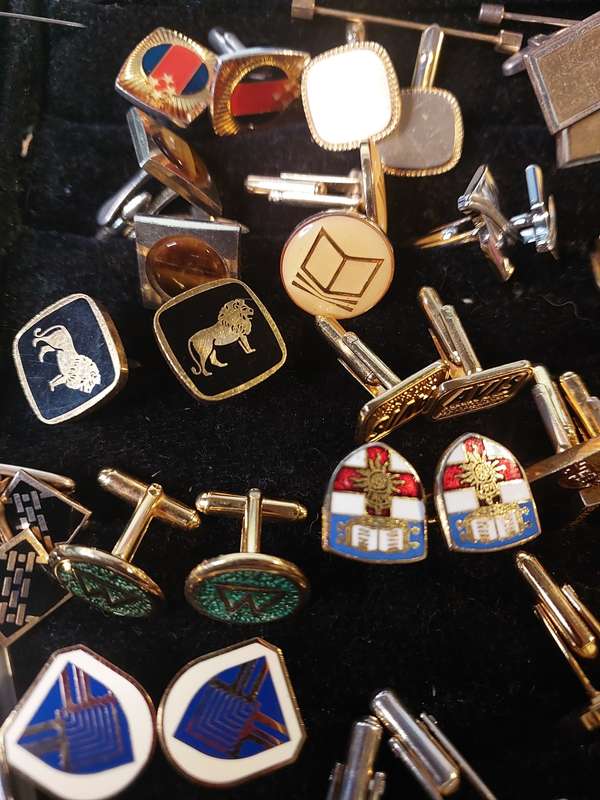 A MASSIVE COLLECTION JOB LOT GENTLEMEN`S CUFFLINKS SOLD AS IS
