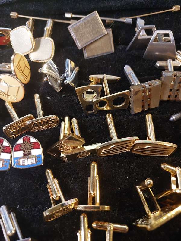 A MASSIVE COLLECTION JOB LOT GENTLEMEN`S CUFFLINKS SOLD AS IS