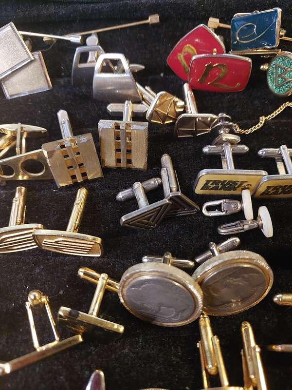 A MASSIVE COLLECTION JOB LOT GENTLEMEN`S CUFFLINKS SOLD AS IS