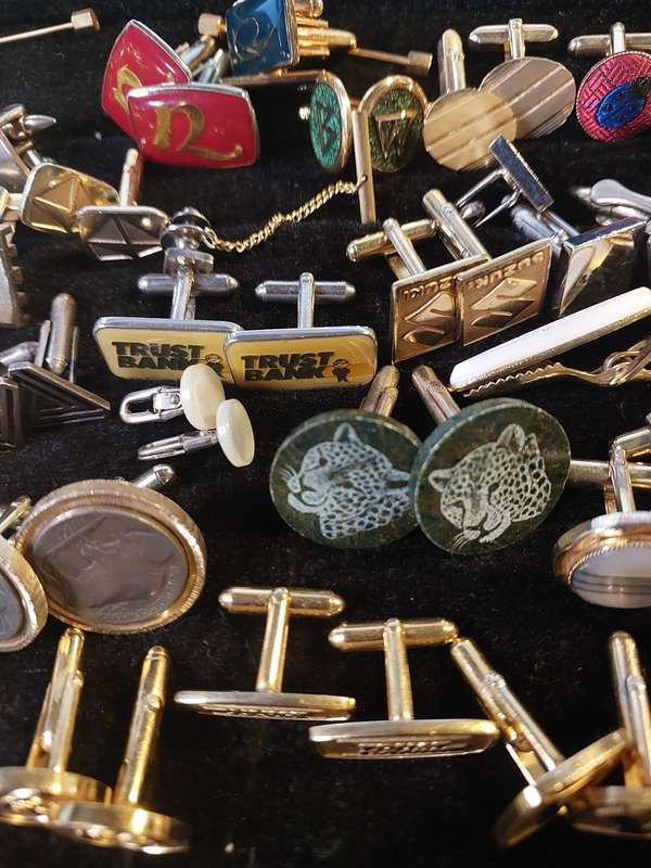 A MASSIVE COLLECTION JOB LOT GENTLEMEN`S CUFFLINKS SOLD AS IS