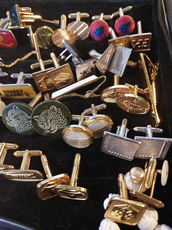 A MASSIVE COLLECTION JOB LOT GENTLEMEN`S CUFFLINKS SOLD AS IS