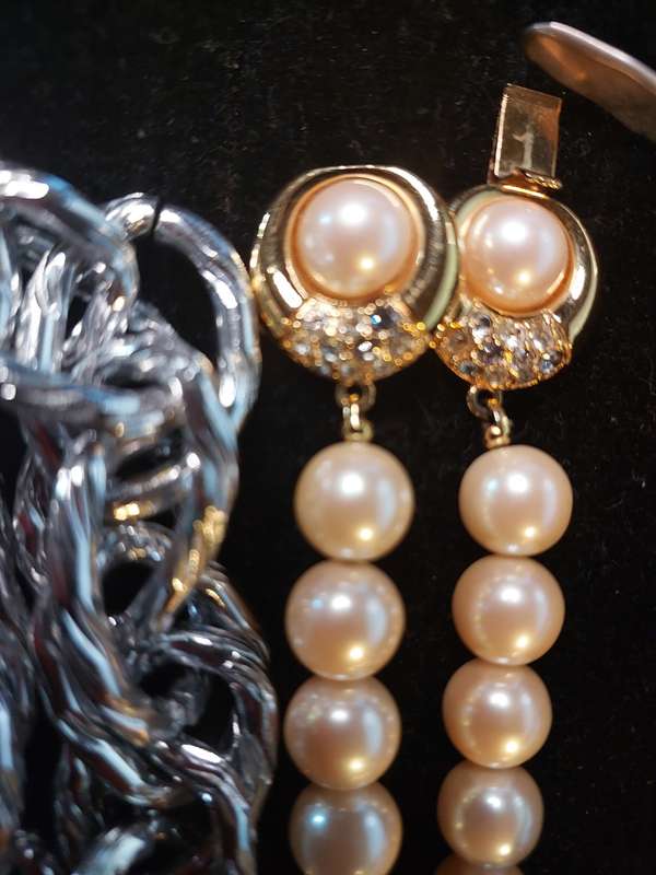 A VINTAGE COLLECTION DESIGNER COSTUME NECKLACES