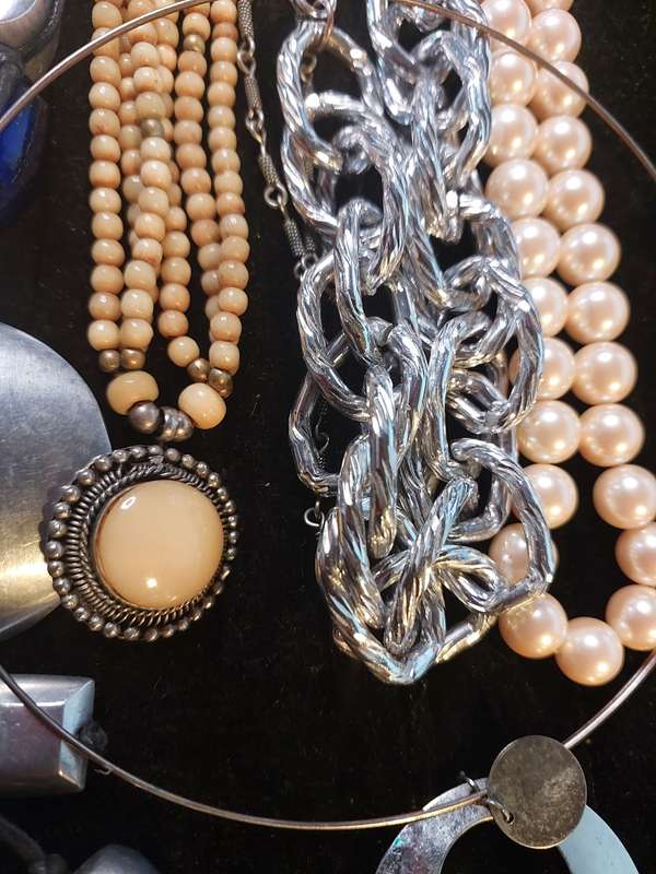A VINTAGE COLLECTION DESIGNER COSTUME NECKLACES