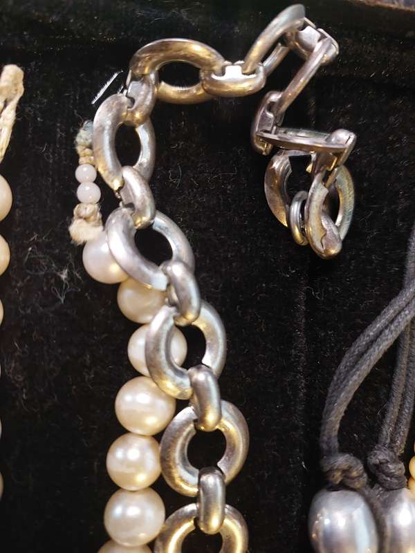 A VINTAGE COLLECTION DESIGNER COSTUME NECKLACES