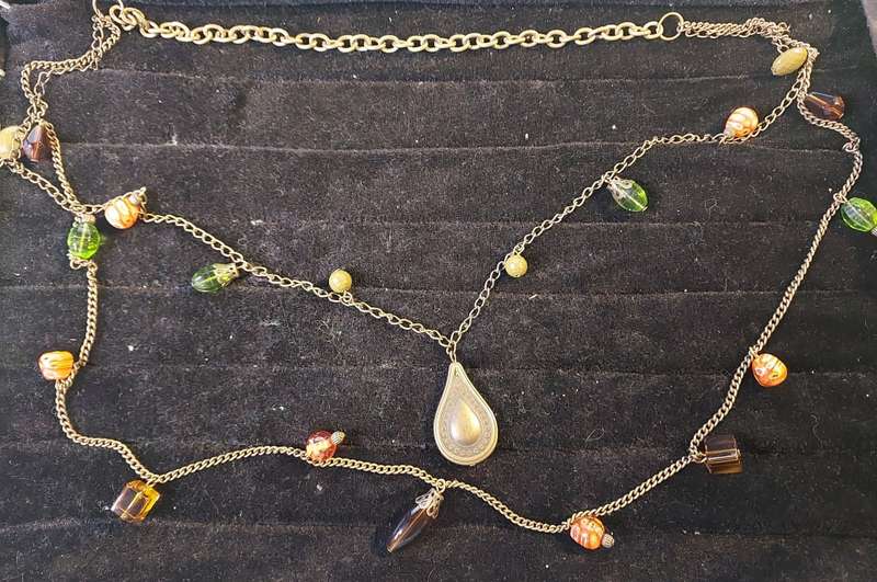 A VINTAGE COLLECTION JOB LOT COSTUME NECKLACES SOLD AS IS