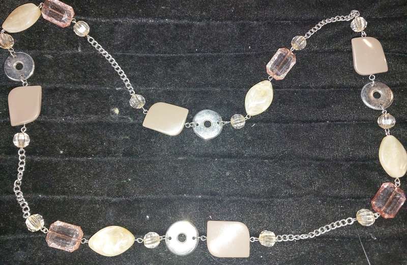 A VINTAGE COLLECTION JOB LOT COSTUME NECKLACES SOLD AS IS