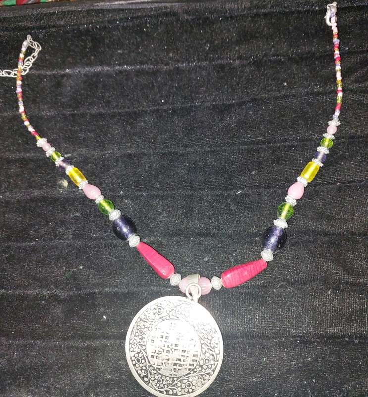 A VINTAGE COLLECTION JOB LOT COSTUME NECKLACES SOLD AS IS