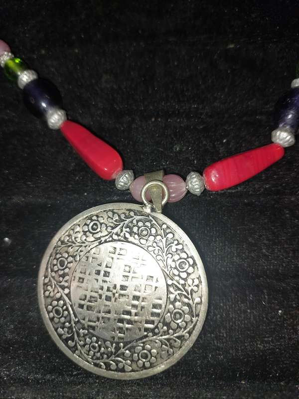 A VINTAGE COLLECTION JOB LOT COSTUME NECKLACES SOLD AS IS