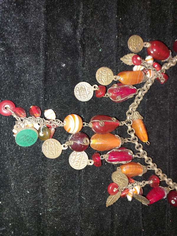 A VINTAGE COLLECTION JOB LOT COSTUME NECKLACES SOLD AS IS