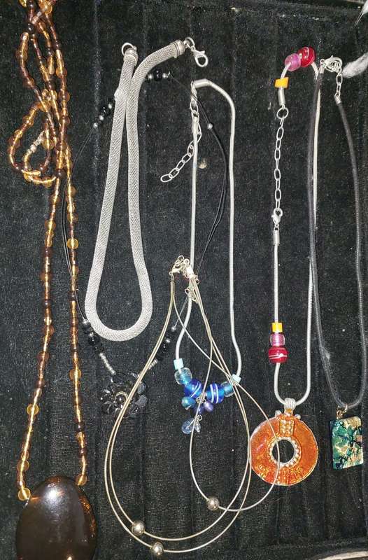 A VINTAGE COLLECTION JOB LOT COSTUME NECKLACES SOLD AS IS