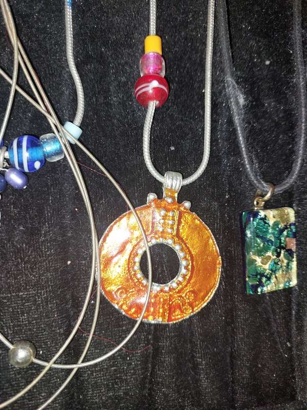 A VINTAGE COLLECTION JOB LOT COSTUME NECKLACES SOLD AS IS