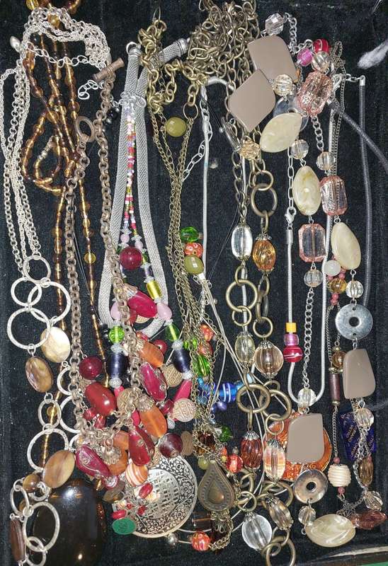 A VINTAGE COLLECTION JOB LOT COSTUME NECKLACES SOLD AS IS