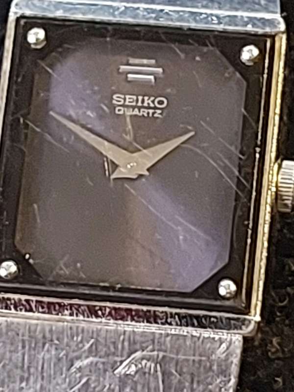 TWO VINTAGE WOMANS SEIKO QUARTZ WATCHES