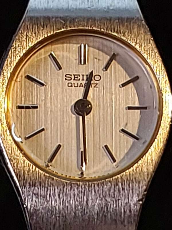 TWO VINTAGE WOMANS SEIKO QUARTZ WATCHES
