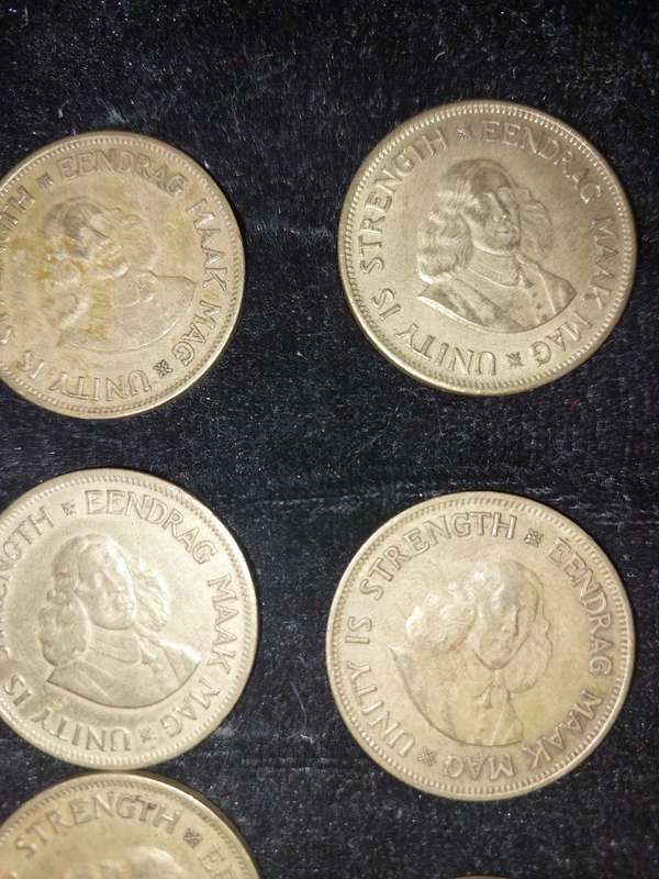 A COLLECTION OF 8 SOUTH AFRICAN 1 CENT COINS