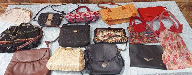 A BULK JOBLOT WOMANS HAND BAGS SOLD AS IS