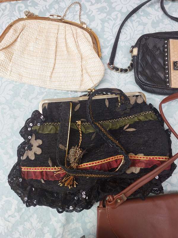 A BULK JOBLOT WOMANS HAND BAGS SOLD AS IS