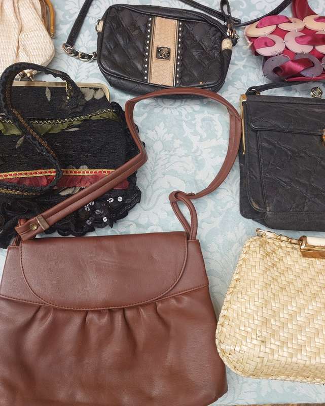 A BULK JOBLOT WOMANS HAND BAGS SOLD AS IS