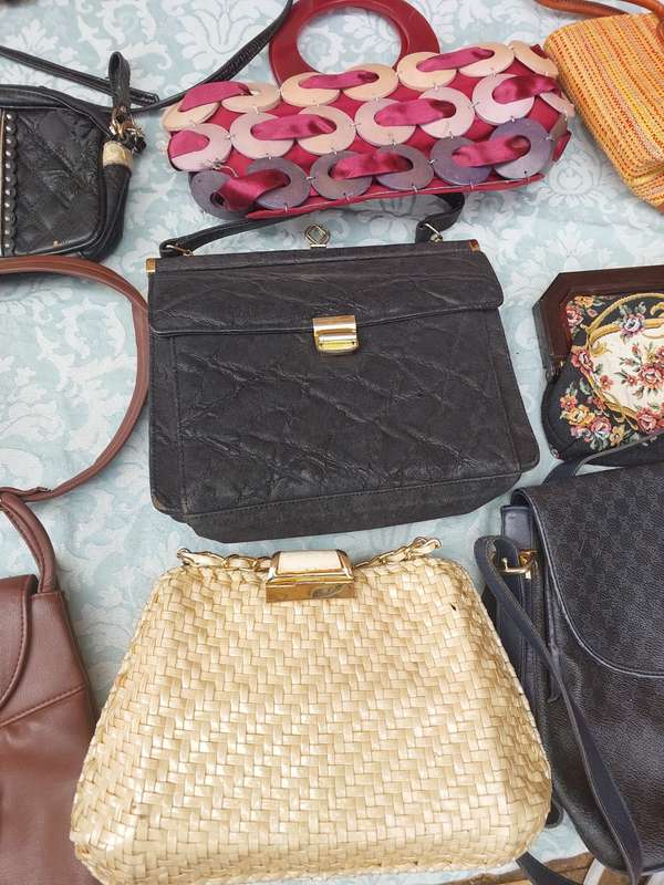 A BULK JOBLOT WOMANS HAND BAGS SOLD AS IS