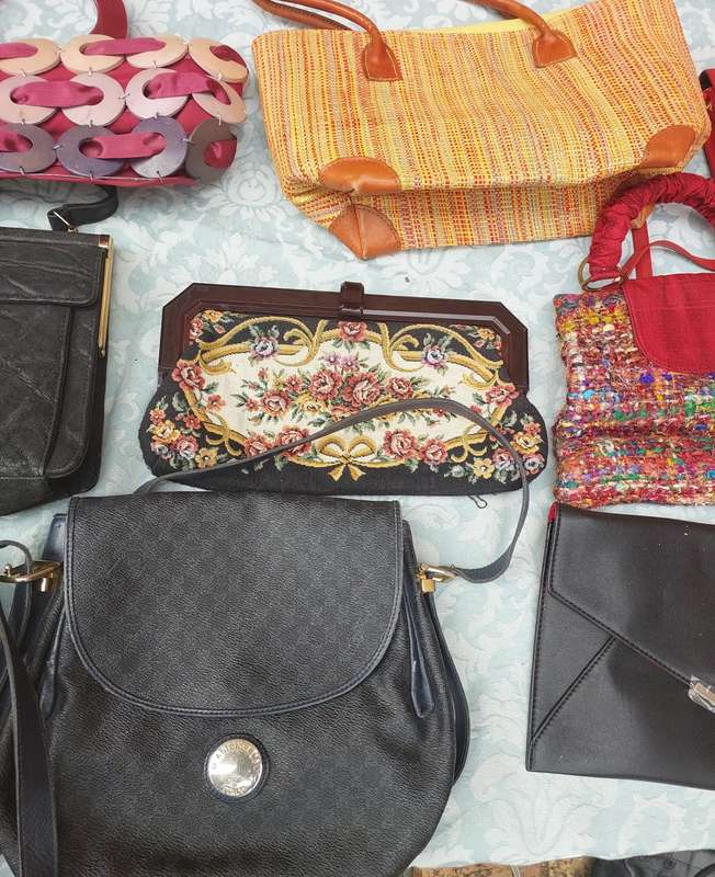 A BULK JOBLOT WOMANS HAND BAGS SOLD AS IS