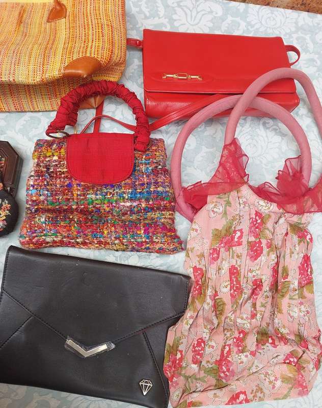 A BULK JOBLOT WOMANS HAND BAGS SOLD AS IS