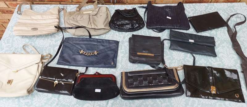 A BULK JOBLOT WOMAN`S HANDBAGS SOLD AS IS
