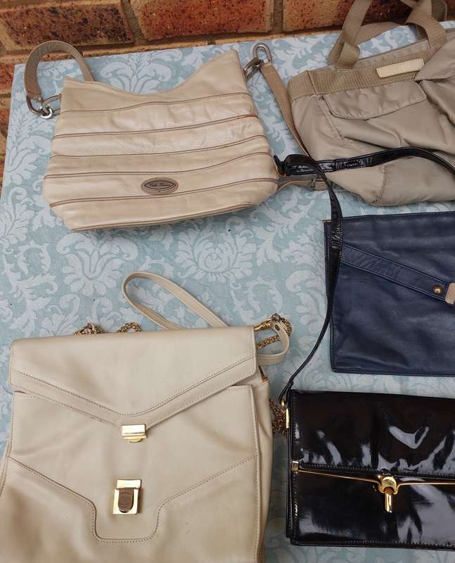 A BULK JOBLOT WOMAN`S HANDBAGS SOLD AS IS