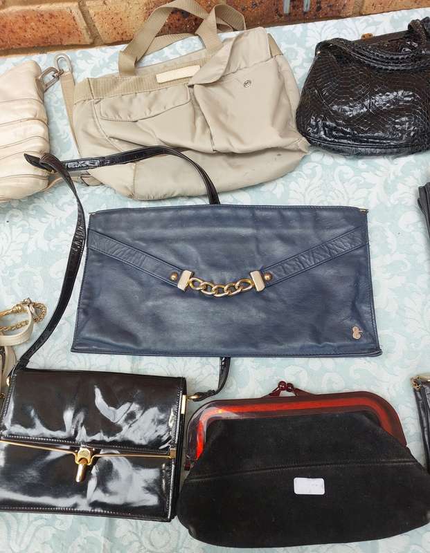 A BULK JOBLOT WOMAN`S HANDBAGS SOLD AS IS