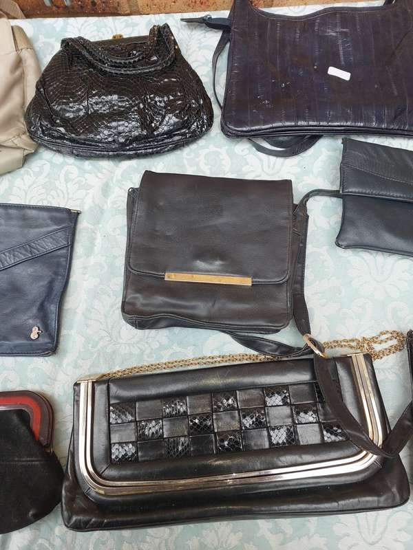 A BULK JOBLOT WOMAN`S HANDBAGS SOLD AS IS