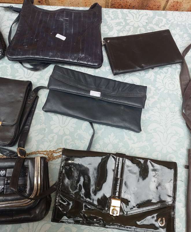 A BULK JOBLOT WOMAN`S HANDBAGS SOLD AS IS