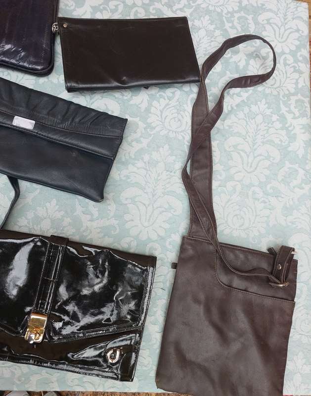 A BULK JOBLOT WOMAN`S HANDBAGS SOLD AS IS