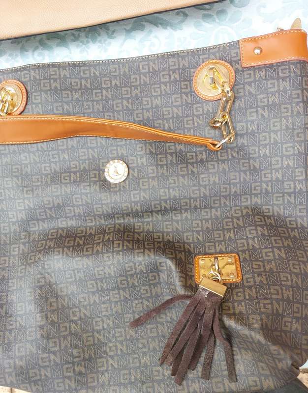 A VINTAGE JOB LOT DESIGNER WOMAN`S HANDBAGS