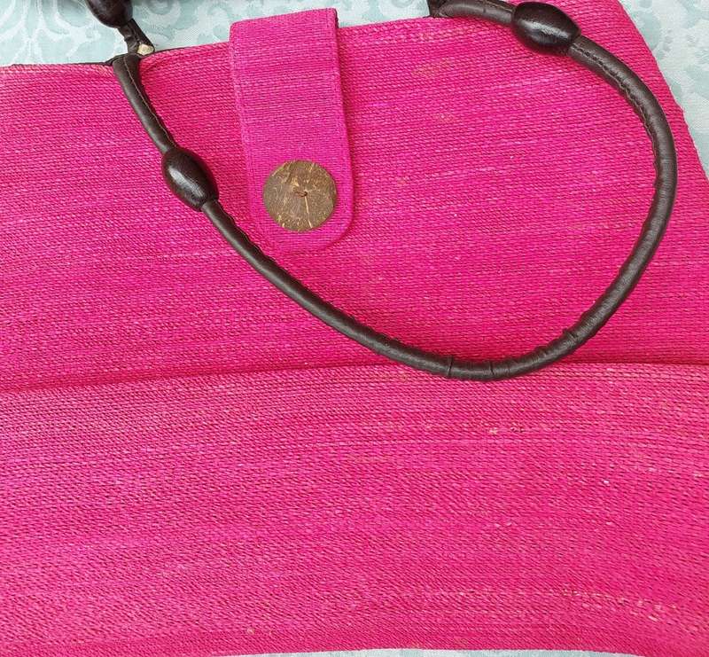 A VINTAGE JOB LOT DESIGNER WOMAN`S HANDBAGS