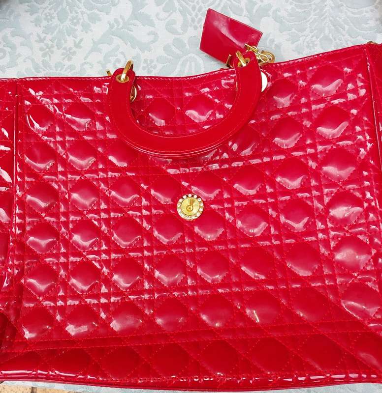 A VINTAGE JOB LOT DESIGNER WOMAN`S HANDBAGS