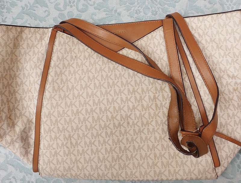A VINTAGE JOB LOT DESIGNER WOMAN`S HANDBAGS