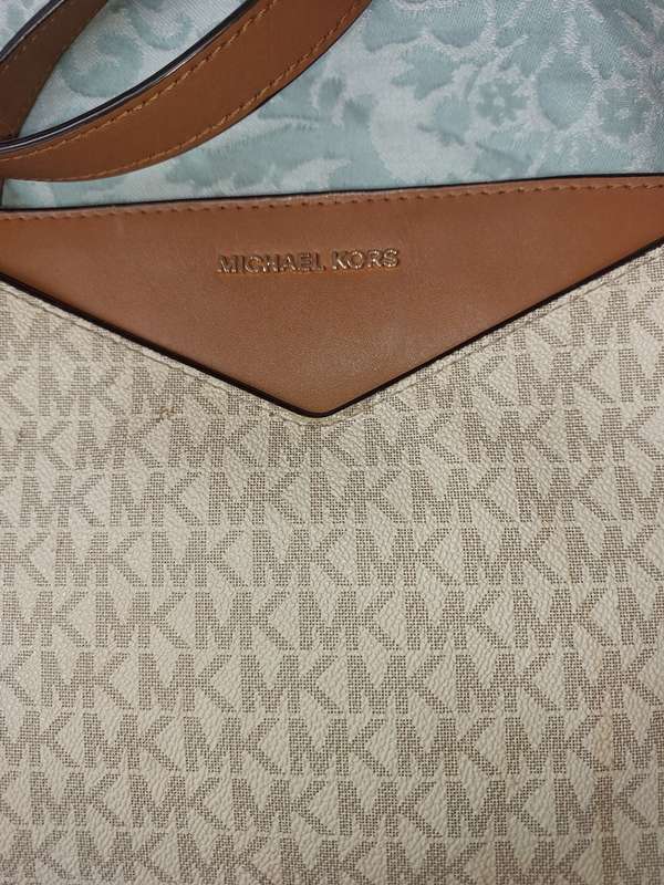 A VINTAGE JOB LOT DESIGNER WOMAN`S HANDBAGS