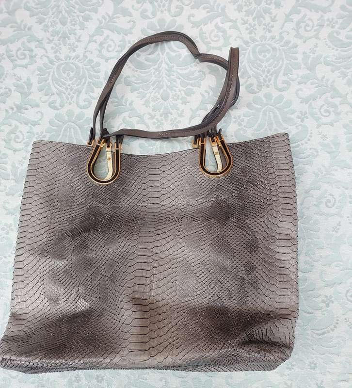 A VINTAGE JOB LOT DESIGNER WOMAN`S HANDBAGS