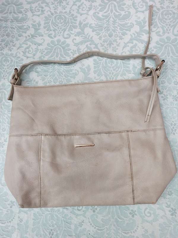 A VINTAGE JOB LOT DESIGNER WOMAN`S HANDBAGS