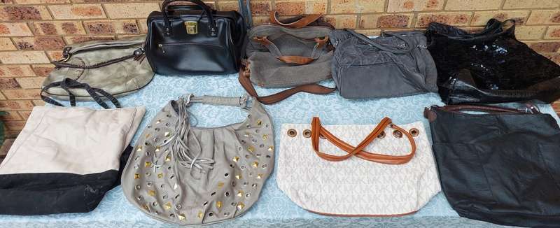 A VINTAGE JOB LOT DESIGNER COLLECTION WOMAN`S HANDBAGS