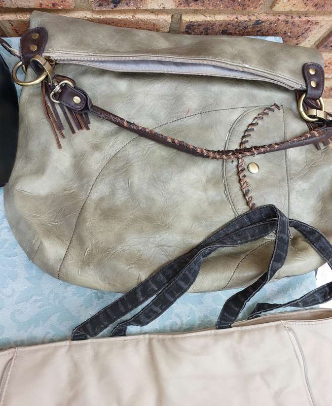 A VINTAGE JOB LOT DESIGNER COLLECTION WOMAN`S HANDBAGS