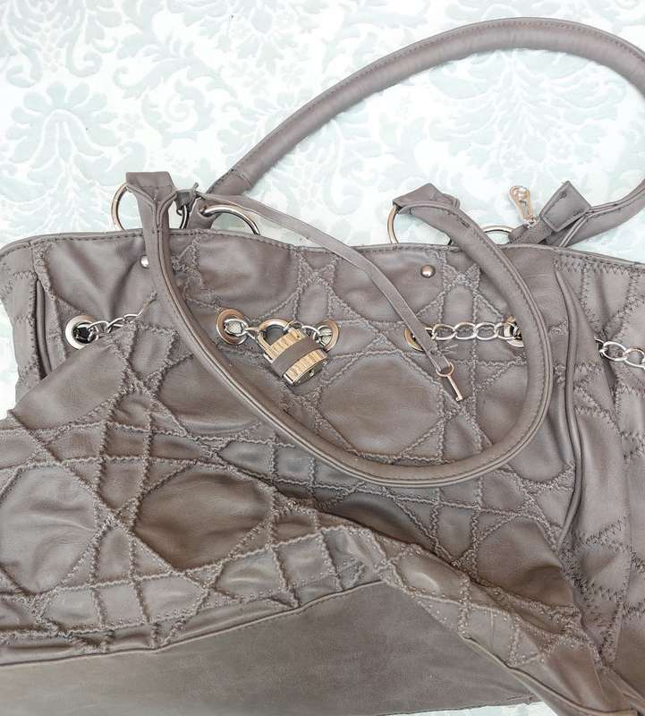 A VINTAGE JOB LOT DESIGNER COLLECTION WOMAN`S HANDBAGS