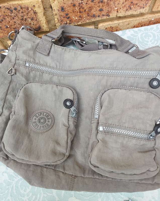 A COLLECTION OF KIPLING AND GABS HAND BAGS SOLD AS IS
