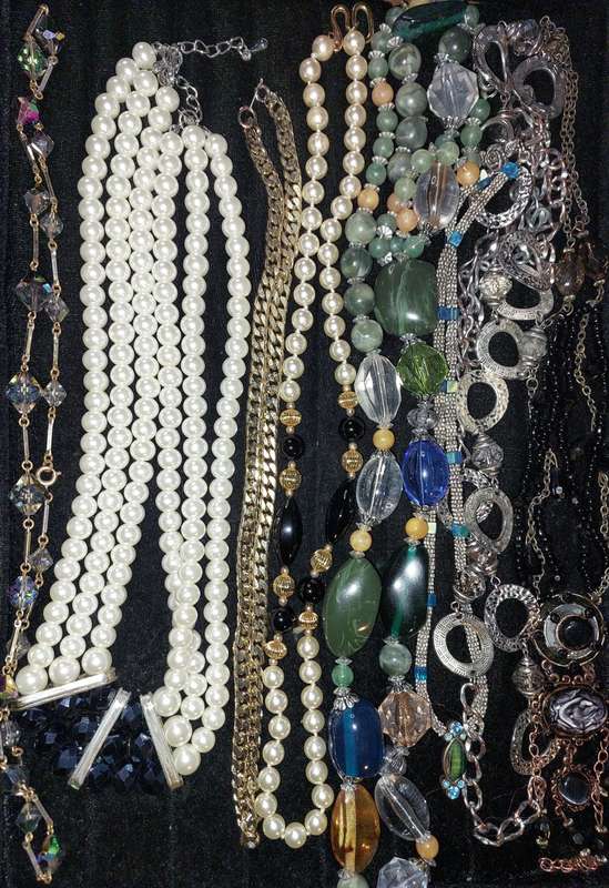 A VINTAGE JOBLOT COLLECTION COSTUME NECKLACES