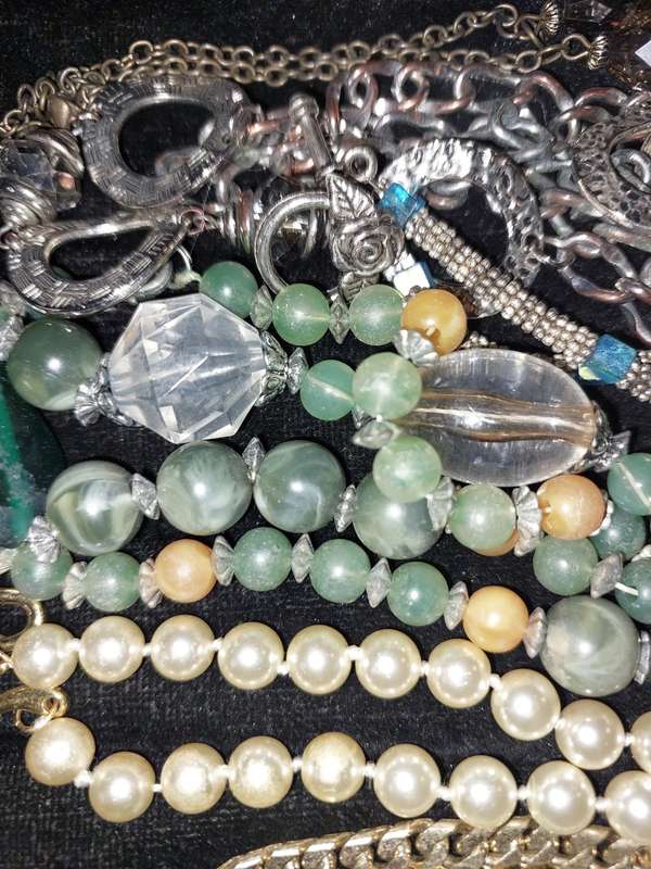 A VINTAGE JOBLOT COLLECTION COSTUME NECKLACES